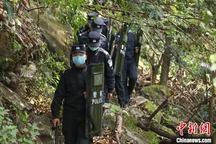 圖為山南玉麥邊境派出所民警慰問返鄉(xiāng)學(xué)生并發(fā)放口罩。　張?jiān)?攝