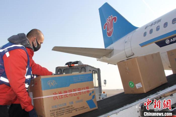 圖為搬運醫(yī)療物資。　李冰川 攝