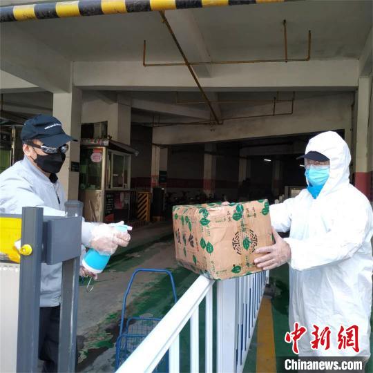 志愿小分隊成員為業主送快遞 李靜 攝