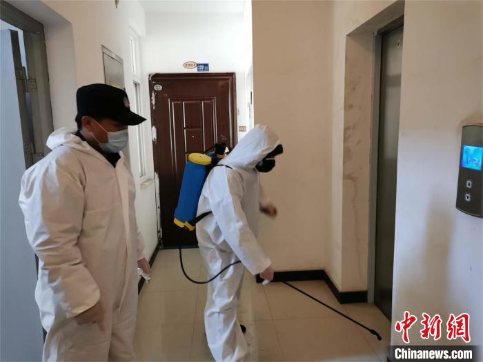 志愿小分隊成員在樓棟內消毒 鄒漢忠 攝