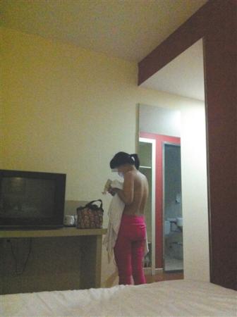 一名奶媽與客戶見面后,準備脫衣去衛生間洗澡,她稱除了吃奶服務,還能提供性服務