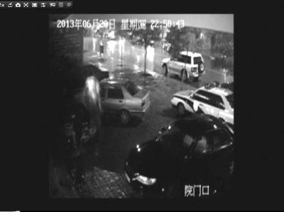 監控顯示曹軍（畫圈處）墜樓現場。