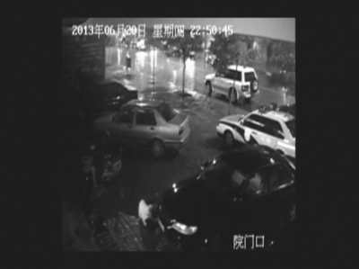 監控顯示曹軍（畫圈處）墜樓后躺倒在地。視頻截屏