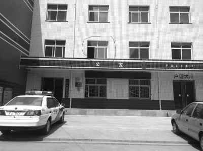 事發時曹軍所在辦公區二樓窗口（畫圈處）。除署名外京華時報記者張劍攝