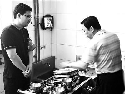 團(tuán)委書(shū)記專(zhuān)盯浪費(fèi)攝影/本報(bào)記者 周敬啟