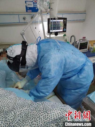 工作中的程志。　南醫大二附院供圖 攝