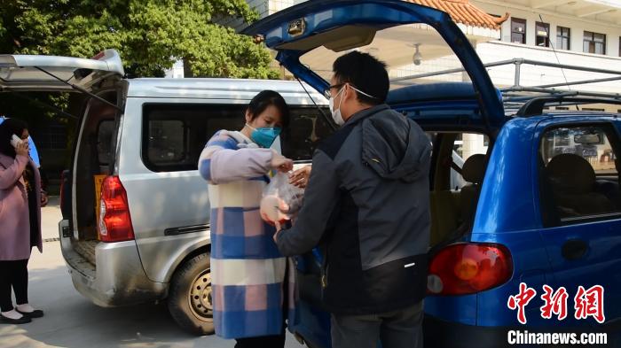 市民到政府中領取訂購的雞鴨。　王以照 攝