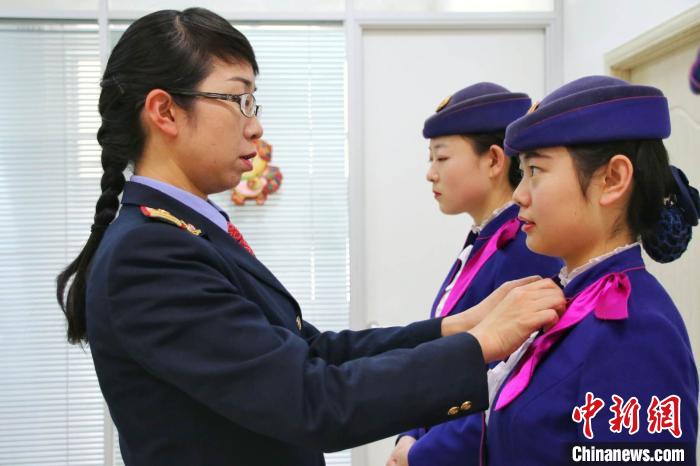 圖為黃麗敏幫助同事打領結?！「叻?攝