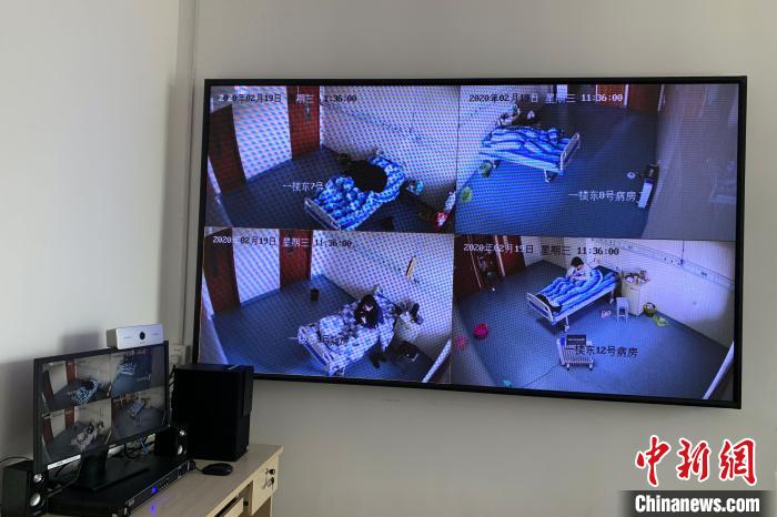 記者在視頻監控下看到的病房內部，每個人都有良好的治療、隔離環境。　李佩珊 攝