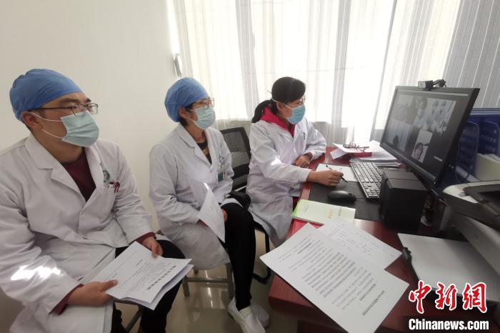 銀川臨時急救醫院醫生與寧夏第四人民醫院醫生在線會診。　李佩珊 攝