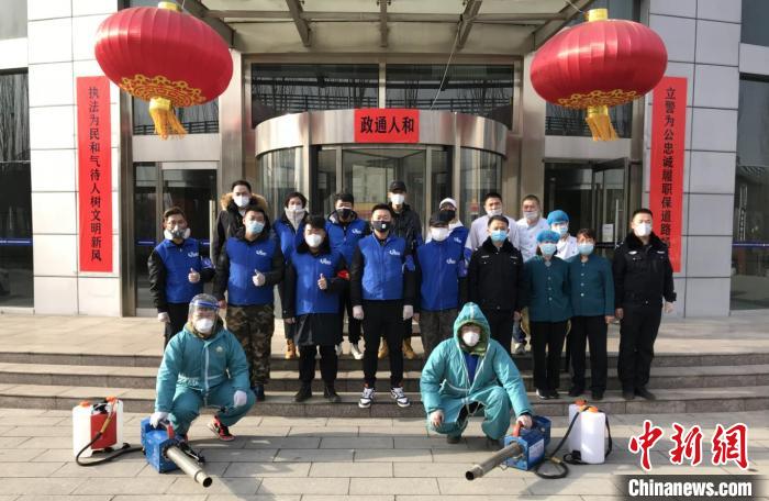 圖為呼和浩特開展抗擊疫情公益活動的“90”后公益團隊?！⌒煨′?攝