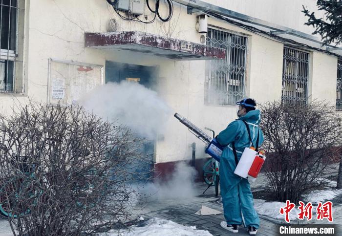 圖為呼和浩特一批“90”后公益團隊開展的抗擊疫情公益活動?！⌒煨′?攝