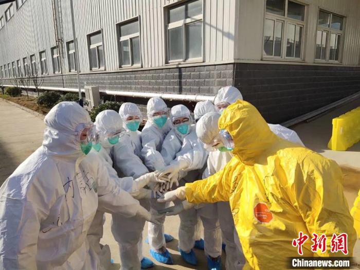 圖為內蒙古醫療隊在一起加油打氣。內蒙古國際蒙醫醫院供圖