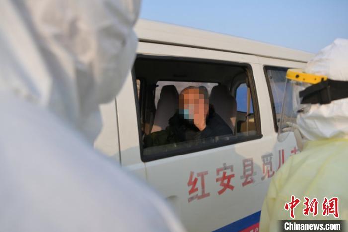 夏爺爺與醫護人員揮手告別。　李奇 攝