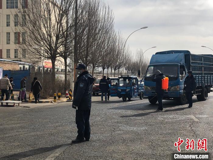 圖為青藏高原農(nóng)副產(chǎn)品集散中心3號(hào)門(mén)口，工作人員正對(duì)進(jìn)入市場(chǎng)車輛進(jìn)行消殺?！×_云鵬 攝