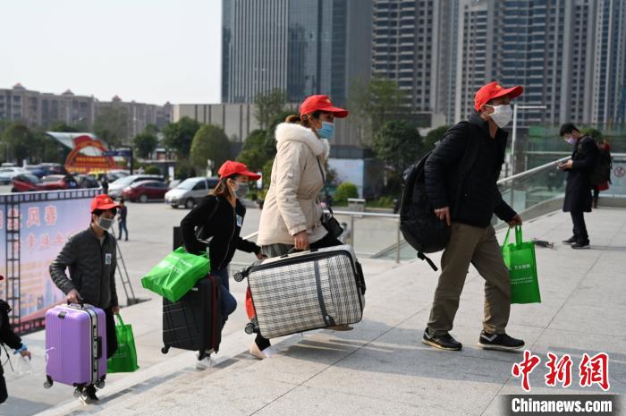 返程務工人員按秩序進入火車站。　黃戀 攝