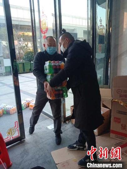 圖為社會力量為醫務人員捐贈飲料。 攀枝花市第三人民醫院供圖