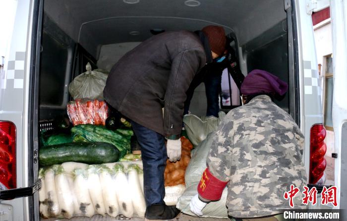圖為那曲市安多縣牧民把免費領到的蔬菜進行裝車。　安多縣縣委宣傳部供圖 攝