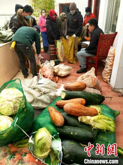 圖為那曲市安多縣牧區民眾在家門口領取物資?！“捕嗫h縣委宣傳部供圖 攝