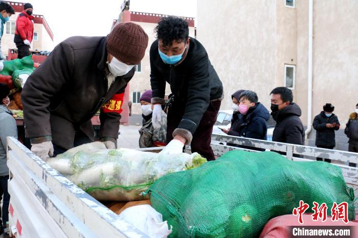 圖為那曲市安多縣牧民把免費領到的蔬菜進行裝車?！∝暽＠捕嗫h縣委宣傳部供圖姆 攝