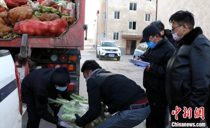 圖為那曲市安多縣疫情防控領導小組辦公室組織的工作人員向牧區民眾發放捐贈物資?！“捕嗫h縣委宣傳部供圖 攝