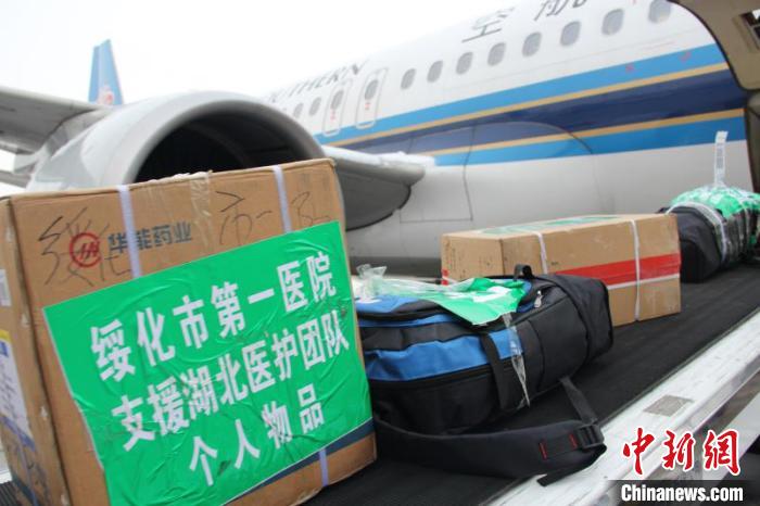 圖為搬運醫用物資。　李冰川 攝