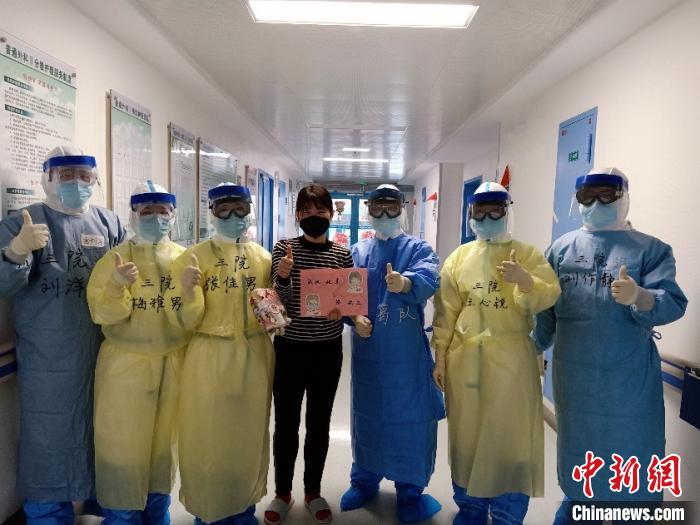 北醫三院治愈的首位患者領到“畢業證書”。　鐘欣 攝