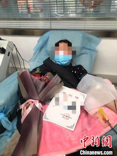 新冠肺炎康復患者在捐獻血漿。浙大一院供圖