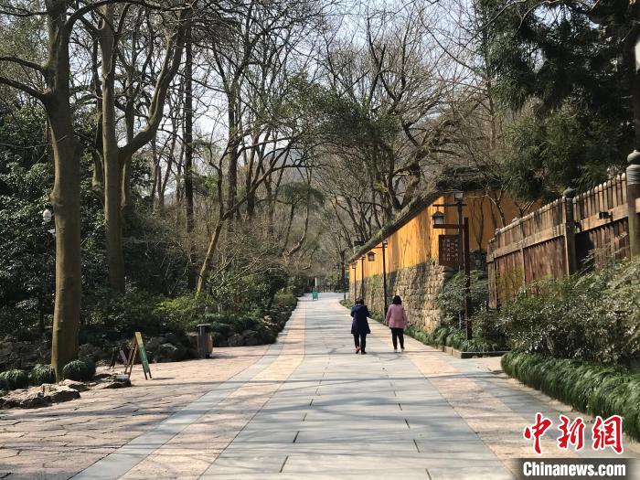 圖為杭州靈隱飛來峰景區內，黃墻內靈隱寺尚未恢復開放。　江楊燁 攝