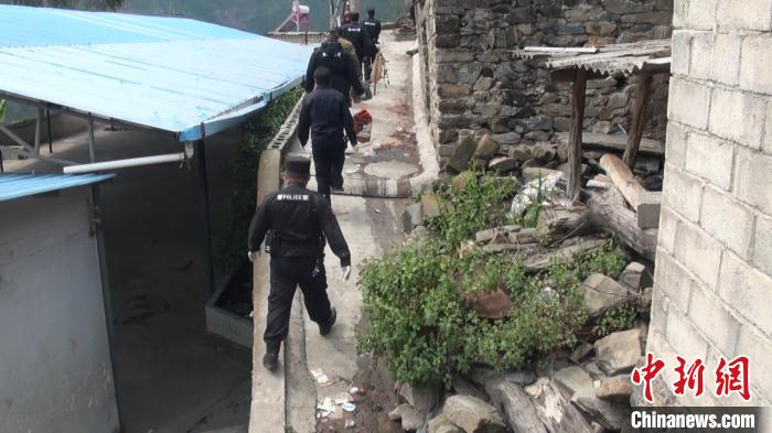 圖為現場查獲疑似豹貓的貓皮、骨架等物品。建水縣森林公安局供圖