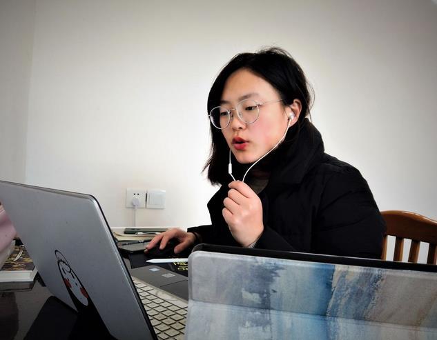 志愿者正在和醫護子女連線視頻輔導。