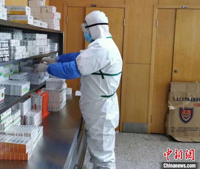 藥師為患者配藥。中國藥科大學(xué)供圖