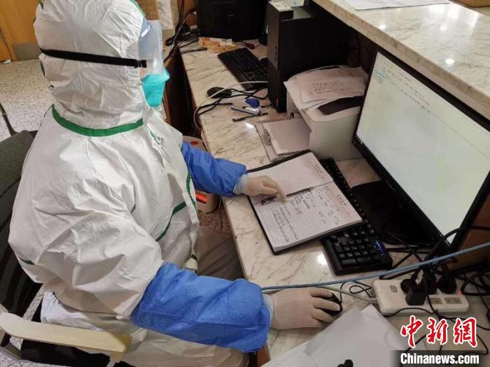 藥師統(tǒng)計(jì)患者所需藥物。中國藥科大學(xué)供圖