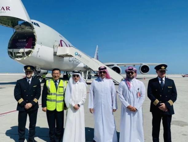 (中國駐卡塔爾大使周劍(左二)、卡航首席執行官阿克巴爾(左三)在卡航貨機前合影)