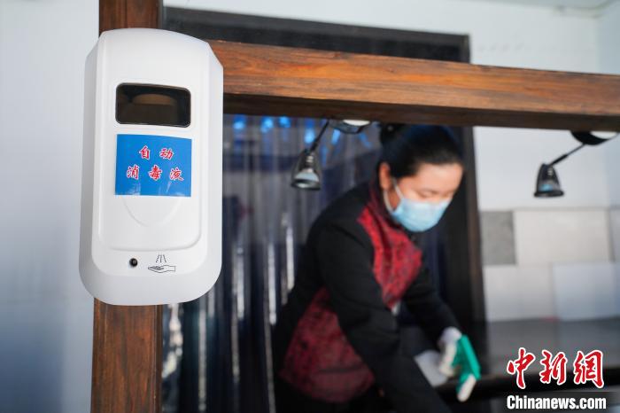 圖為烏鎮的工作人員在消毒。烏鎮景區供圖