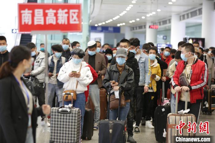 本次航班由南昌市高新區(qū)管委會(huì)統(tǒng)一包機(jī)，接運(yùn)南昌多家單位及企業(yè)返贛復(fù)崗職工?！〗獫?攝