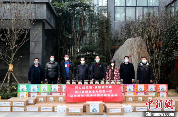 四川省新聯會向甘孜州捐贈物資。 四川省委統戰部供圖