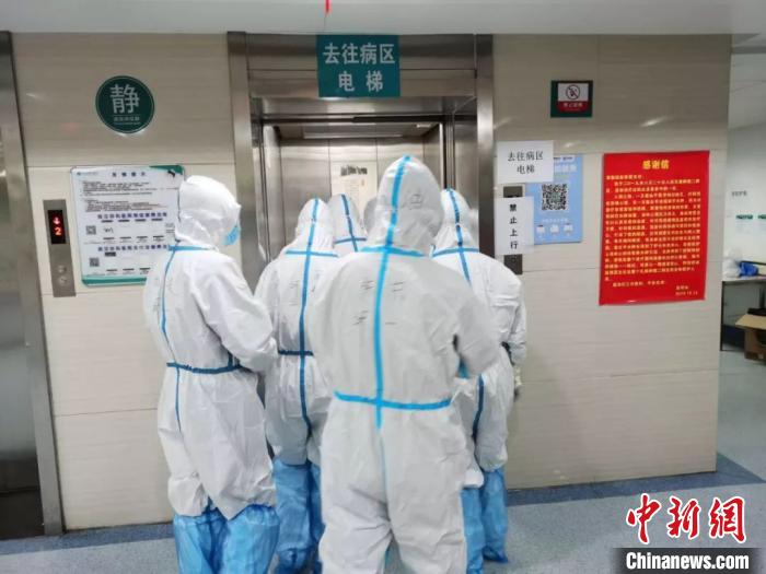 醫務人員在接管病區。浙大一院 供圖