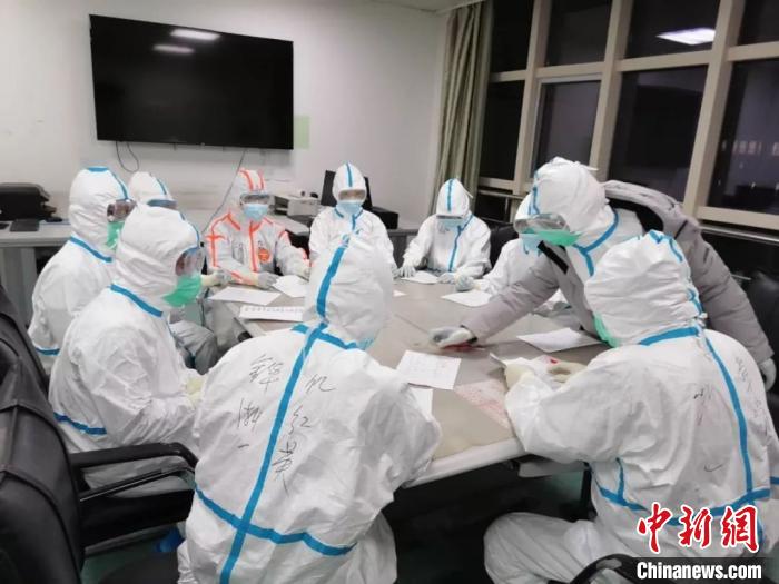 前線醫療團隊開會討論治療方案。浙大一院 供圖