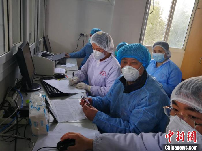 指導(dǎo)、商討救治方案。南京醫(yī)科大學(xué)第二附屬醫(yī)院供圖