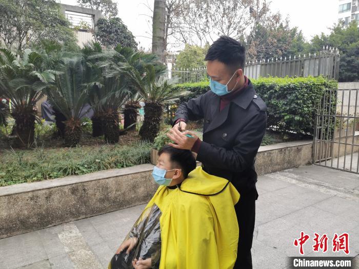 孫志勇為小區居民理發?！『武?攝