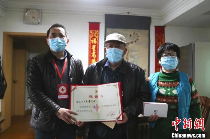 湖州市紅十字會工作人員上門為王偉父母頒發榮譽證書。湖州市宣傳部提供