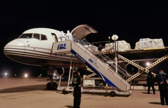 工作人員在武漢天河機場搬運醫療物資(新華社記者 程敏 攝)