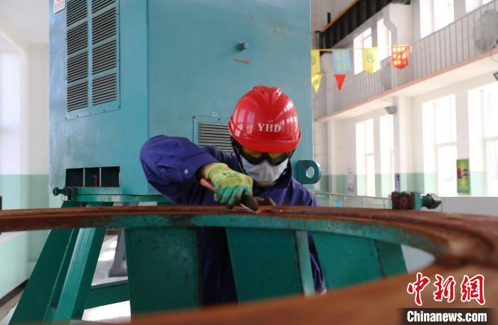 工作人員正在進行設(shè)備清污。　于晶 攝