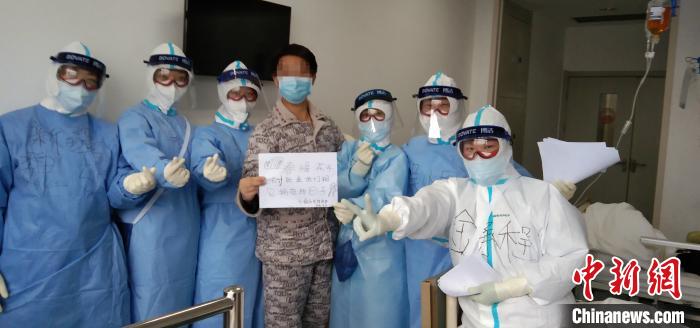 吳小軍(右二)和同事一起與即將出院的患者合影。受訪人本人供圖