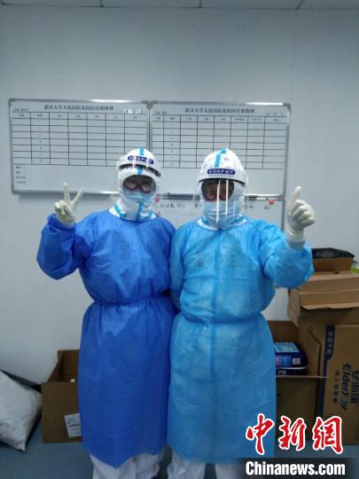 吳小軍(右)和同事查房完畢。受訪者本人供圖