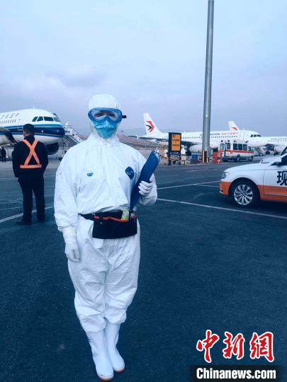 圖為醫療隊員在機場工作。青海省第五人民醫院 供圖
