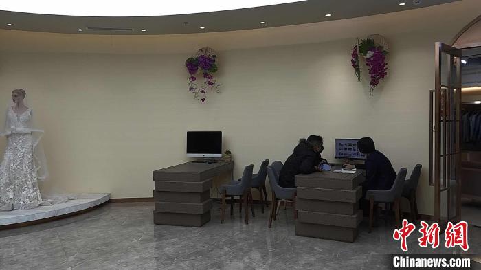 正在挑選婚紗照套餐的顧客。　楊予頔 攝