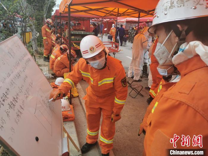 左一為莆田市消防救援支隊(duì)隊(duì)員關(guān)健。　李江源 攝