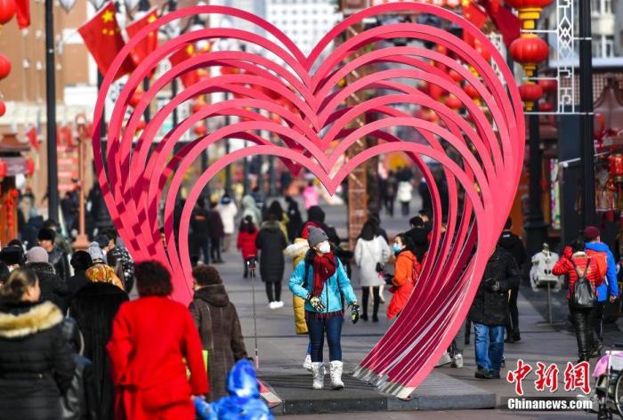 1月25日，新疆烏魯木齊市國際大巴扎步行街，民眾帶著口罩游覽。當天，根據《新疆維吾爾自治區突發公共衛生事件應急預案》，結合當前疫情防控形勢，新疆維吾爾自治區人民政府決定，自即日起，啟動自治區重大突發公共衛生事件一級響應。中新社記者 劉新 攝